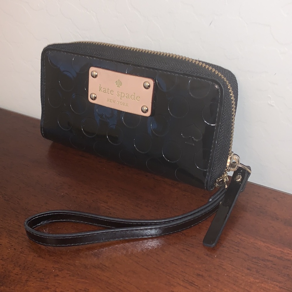 KATE SPADE BNWT BEAUTIFUL BLACK PATENT LEATHER WRISTLET - Picture 3 of 11